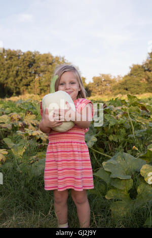 Portrait de jeune fille, holding pumpkin Banque D'Images