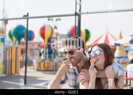Couple eating ice cream cones, Coney Island, Brooklyn, New York, USA Banque D'Images