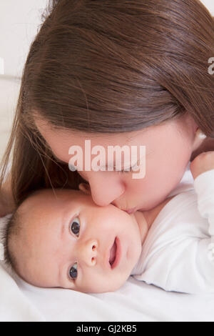 Mère embrassant bébé garçon sur la joue Banque D'Images