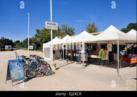 Sur le domaine Mejanes, du tourisme et de l'espace naturel de la Camargue, la boutique de cadeaux et un service de location de vélos pour les touristes. Banque D'Images