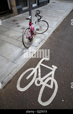 Location fixé à un poste par la voie cyclable à Édimbourg. Banque D'Images