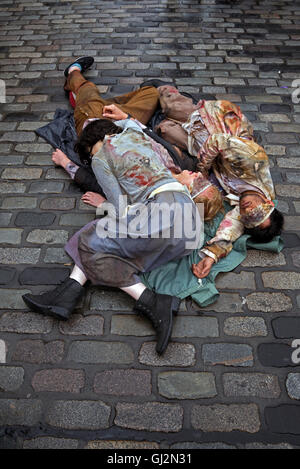 Les membres du quatrième singe faisant la promotion de leur spectacle Edinburgh Fringe inspiré par les livres de la Genèse et de la Révélation sur la rue haute à Édimbourg. Banque D'Images