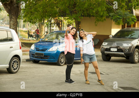 Portrait des femmes thaïlandaises et prendre la photo par téléphone mobile selfies Sadao au passage de la frontière et territoire douanier le 25 avril 2016 dans la Banque D'Images