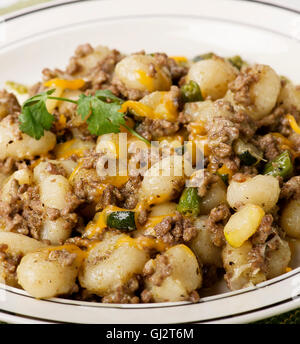 Gnocchi de pommes de terre, boulettes de pommes de terre italienne avec du boeuf haché, haricots verts et fromage Banque D'Images