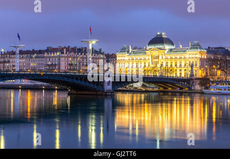 Le long pont de l'Université de Lyon Rhône la nuit à Lyon France Banque D'Images