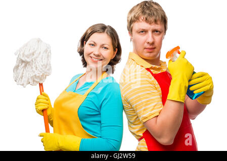 Femme au foyer avec une vadrouille, et son mari, avec des tabliers de pulvérisation Banque D'Images