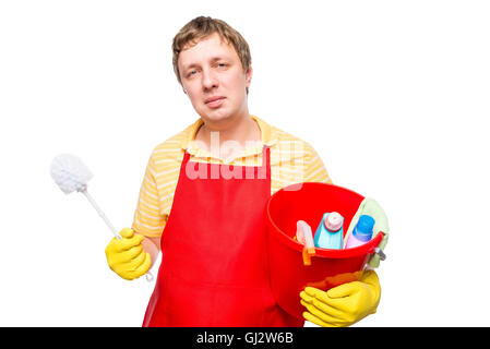 Smiling man en tablier tenant un seau avec des agents de nettoyage sur un fond blanc Banque D'Images