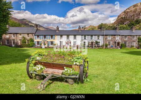 Une rangée de chalets sur un village de Beddgelert, vert, Parc National de Snowdonia, Gwynedd, Pays de Galles, Royaume-Uni Banque D'Images