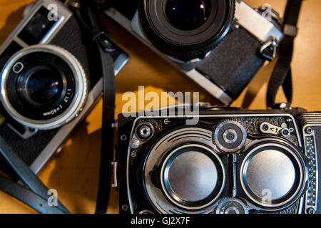 Vieux film SLR TLR et caméras sur fond de bois Banque D'Images