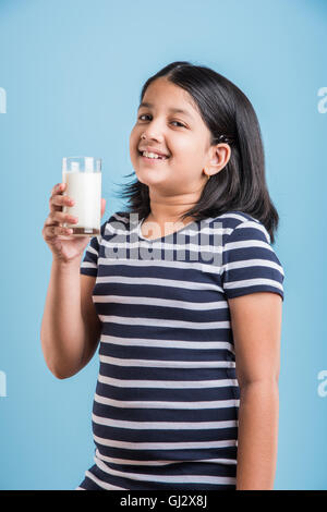 Indian girl avec un verre de lait, asian girl boire du lait dans un verre, portrait de petite fille boire du lait dans un verre Banque D'Images