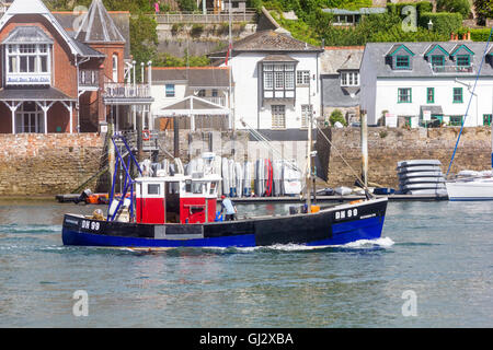 Vue depuis Castle Road, Dartmouth, à la recherche de l'autre côté de la rivière Dart à Kingswear que le navire de pêche 'Superb-nous' chefs vers l'aval. Banque D'Images