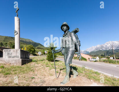 Statue de walker symbolisant la randonnée camino de Santiago.pèlerinage célèbre sentier près de Potes Cantabria,village,le nord de l'Espagne. Banque D'Images