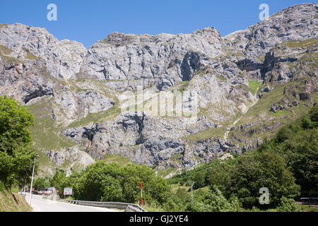 En Fuente de village, qui a un téléphérique pour un voyage jusqu'à la haute montagne pour la randonnée dans les montagnes Picos de Europa. Banque D'Images