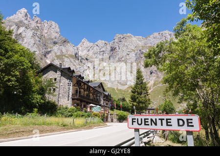 En Fuente de village, qui a un téléphérique pour un voyage jusqu'à la haute montagne pour la randonnée dans les montagnes Picos de Europa. Banque D'Images