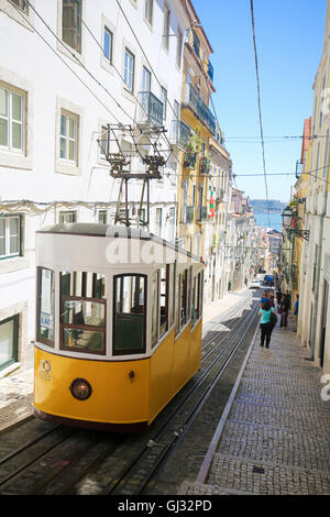 Lisbonne, Portugal - 13 juillet 2016 : l'ascensor da Glória dans le Bairro Alto, un quartier central de Lisbonne, Portugal Banque D'Images