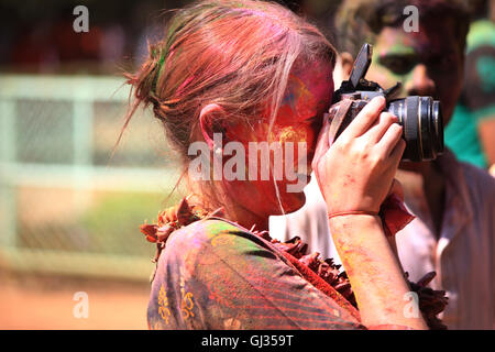 Jeune femme capturer les moments dans son appareil photo au festival de Holi. Festival des couleurs en Inde. Banque D'Images