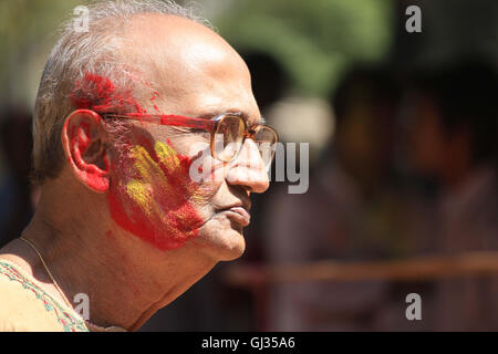 Portrait d'un vieil Indien au cours de l'homme festival Holi. Il fête Holi festival à Shantiniketan, Bolpur, West Bengal, India Banque D'Images