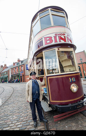 Avec un conducteur de tramway vintage au musée en plein air Beamish, près de Stanley dans le comté de Durham England UK Banque D'Images