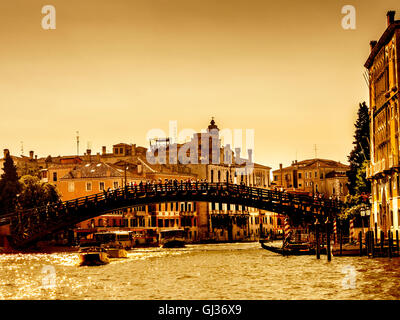 Pont de l'Accademia et le Grand Canal, Venise en Italie, avec un ciel d'or. Banque D'Images