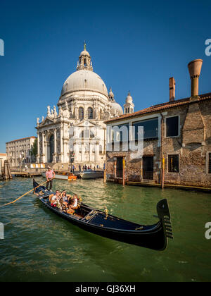 Gondole sur le Grand Canal près de par l'église de Santa Maria della Salute. Venise, Italie. Banque D'Images