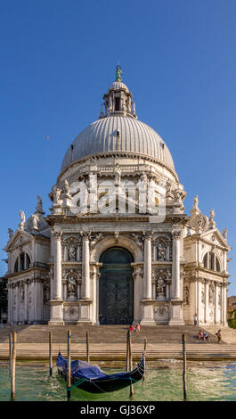 Les gondoles amarrées à l'extérieur du côté du canal de l'église Santa Maria della Salute. Venise Italie. Banque D'Images