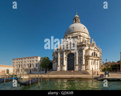 Les gondoles amarrées à l'extérieur du côté du canal de l'église Santa Maria della Salute. Venise Italie. Banque D'Images