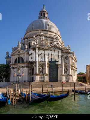 Gondoles amarrées au bord du canal à l'extérieur de l'église de Santa Maria della Salute. Venise Italie. Banque D'Images