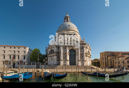 Les gondoles amarrées à l'extérieur du côté du canal de l'église Santa Maria della Salute. Venise Italie. Banque D'Images