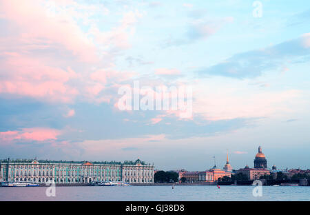 Vue sur le Palais d'hiver sur la rivière Neva au coucher du soleil, Saint Petersburg, Russie Banque D'Images