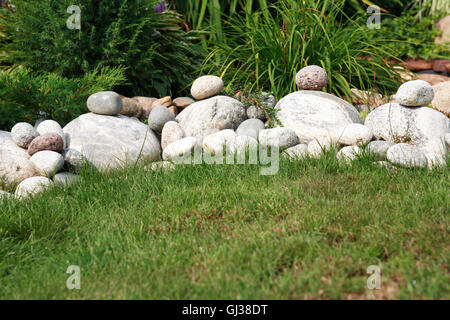 Concept de l'équilibre. Décoration faite de pierres comme l'équilibre sur l'herbe verte Banque D'Images