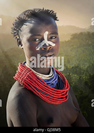 Jeune femme de la tribu Karo, vallée de l'Omo, Ethiopie Banque D'Images