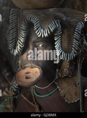 Femme de la tribu Mursi avec disque dans sa lèvre inférieure, vallée de l'Omo, Ethiopie Banque D'Images