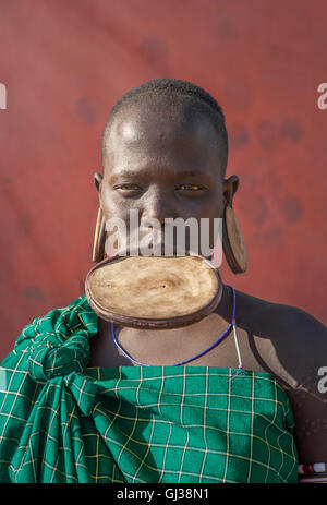 Femme de la tribu Mursi avec disque dans sa lèvre inférieure, vallée de l'Omo, Ethiopie Banque D'Images