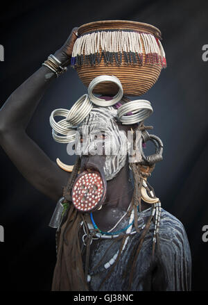 Femme de la tribu Mursi, vallée de l'Omo, Ethiopie Banque D'Images