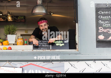 Portrait de jeune homme à l'éclosion du fast-food van Banque D'Images