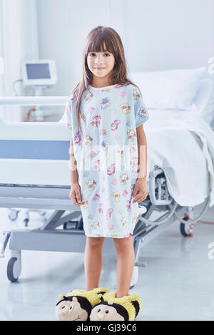 Portrait of Girl wearing bumblebee chaussons en patient de pédiatrie de l'hôpital Banque D'Images