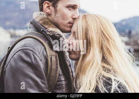 Jeune homme romantique kissing girlfriends front, Lac de Côme, Italie Banque D'Images