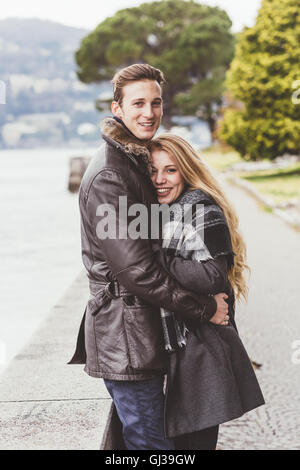 Portrait of young couple hugging, Lac de Côme, Italie Banque D'Images