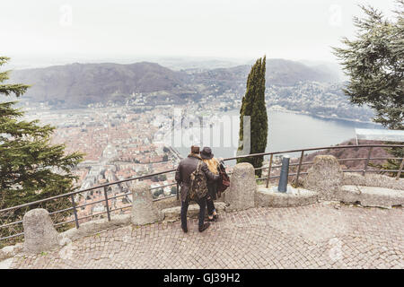 High angle view of young couple looking out pour voir le lac de Côme, Italie Banque D'Images
