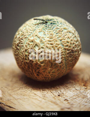 Melon cantaloup sur planche de bois rustique Banque D'Images