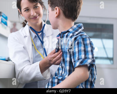 Contrôle de la respiration du jeune médecin with stethoscope Banque D'Images