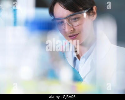 L'échantillon d'ADN de pipetage chercheur en laboratoire en flacon Eppendorf Banque D'Images