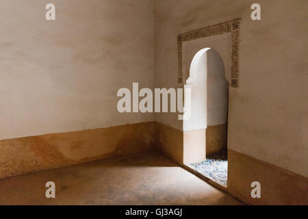 Porte voûtée au Medersa Ben Youssef, Marrakech, Maroc Banque D'Images