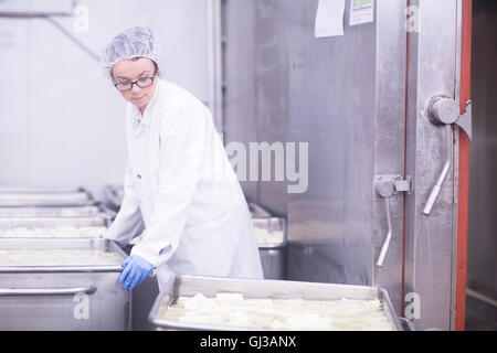 Les ouvriers travaillant dans l'usine de production alimentaire Banque D'Images