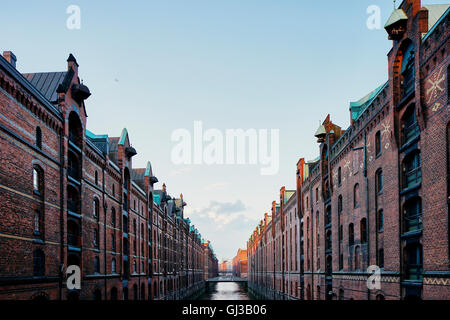 Des entrepôts et des voies navigables historiques, Speicherstadt, Hambourg, Allemagne Banque D'Images