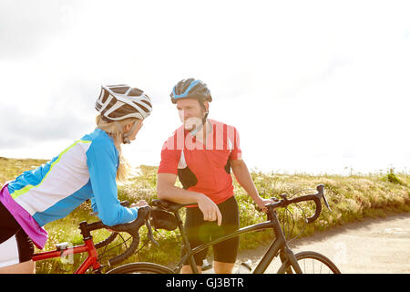 Les cyclistes sur route de campagne Banque D'Images