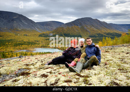 Portrait de trois jeunes randonneurs adultes assis ensemble, montagnes Khibiny, péninsule de Kola, Russie Banque D'Images