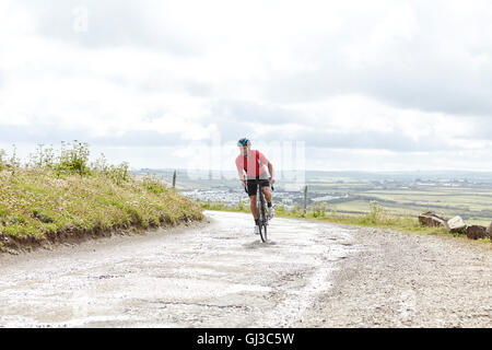 Circonscription cycliste sur route de campagne Banque D'Images