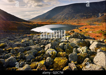 Les rochers et les couleurs d'automne dans la vallée de la rivière Malaya Belaya, montagnes Khibiny, péninsule de Kola, Russie Banque D'Images