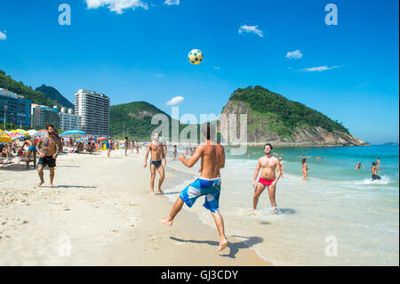 RIO DE JANEIRO - le 27 février 2016 : les jeunes Brésiliens carioca jouer un jeu d'altinho beach football dans un cercle keepy uppy. Banque D'Images